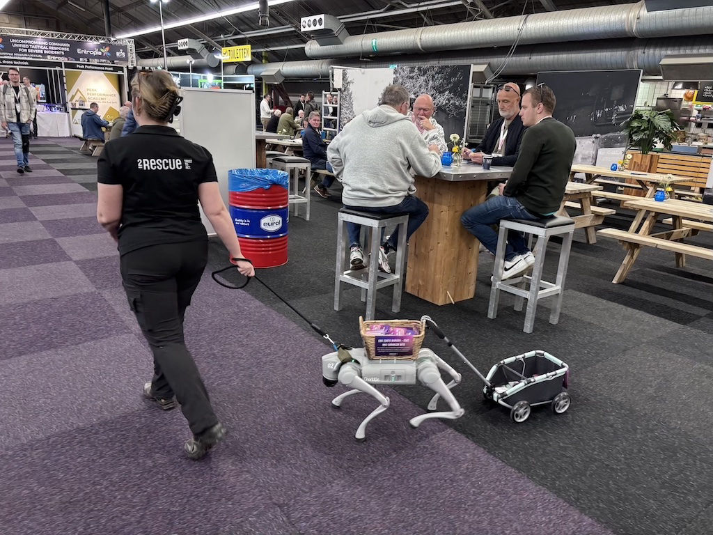 De Robothond is de ideale aandachtstrekker voor promoteams en flyerteams.