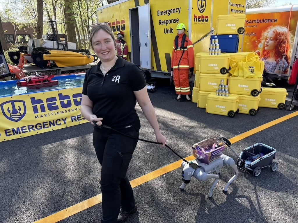 Veel voorbijgangers willen met de robothond op de foto.