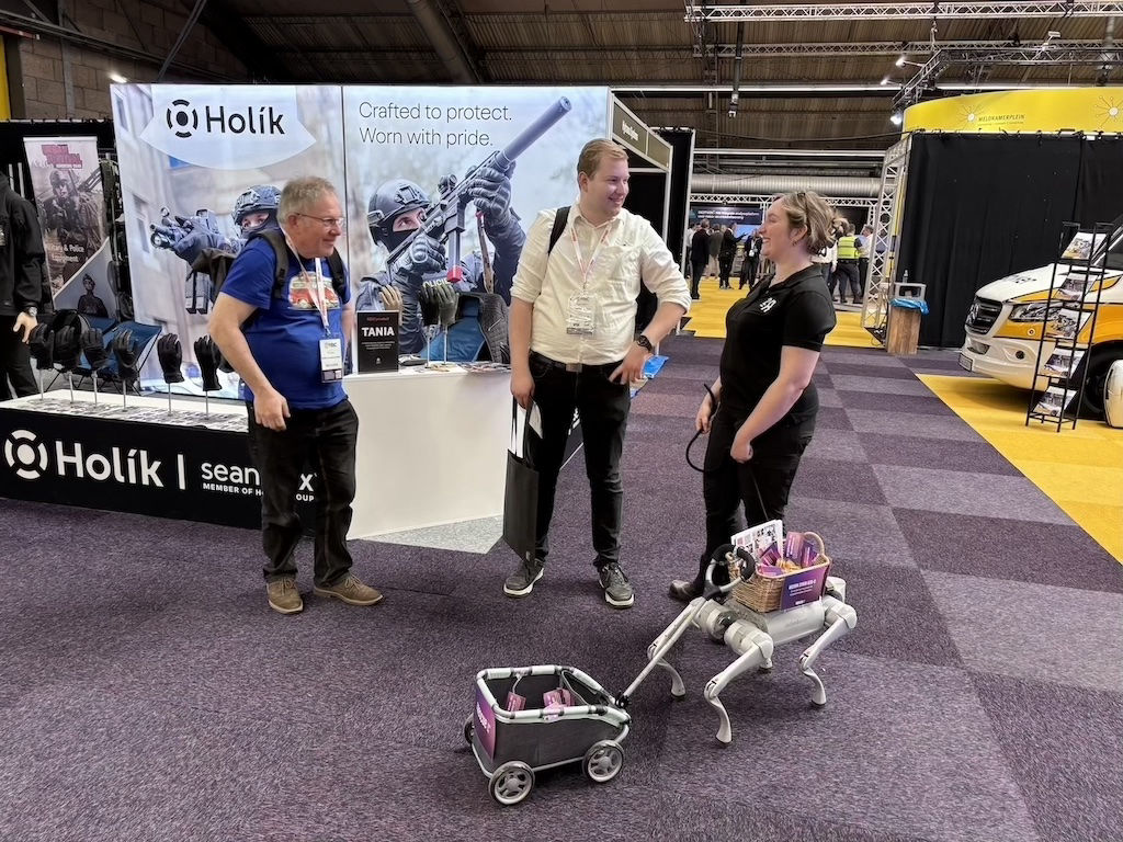Wij komen graag met een robothond naar woongroep of zorggroep om de bewoners een onvergetelijke dag te bezorgen