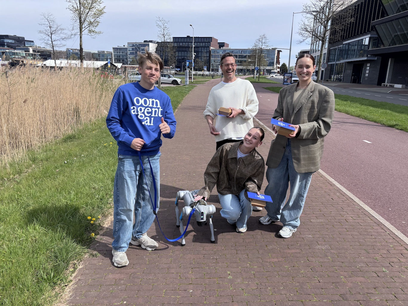 Dit is onze Unitree Go2 robothond Dorus. Hier op pad voor de Gemeente Ridderkerk