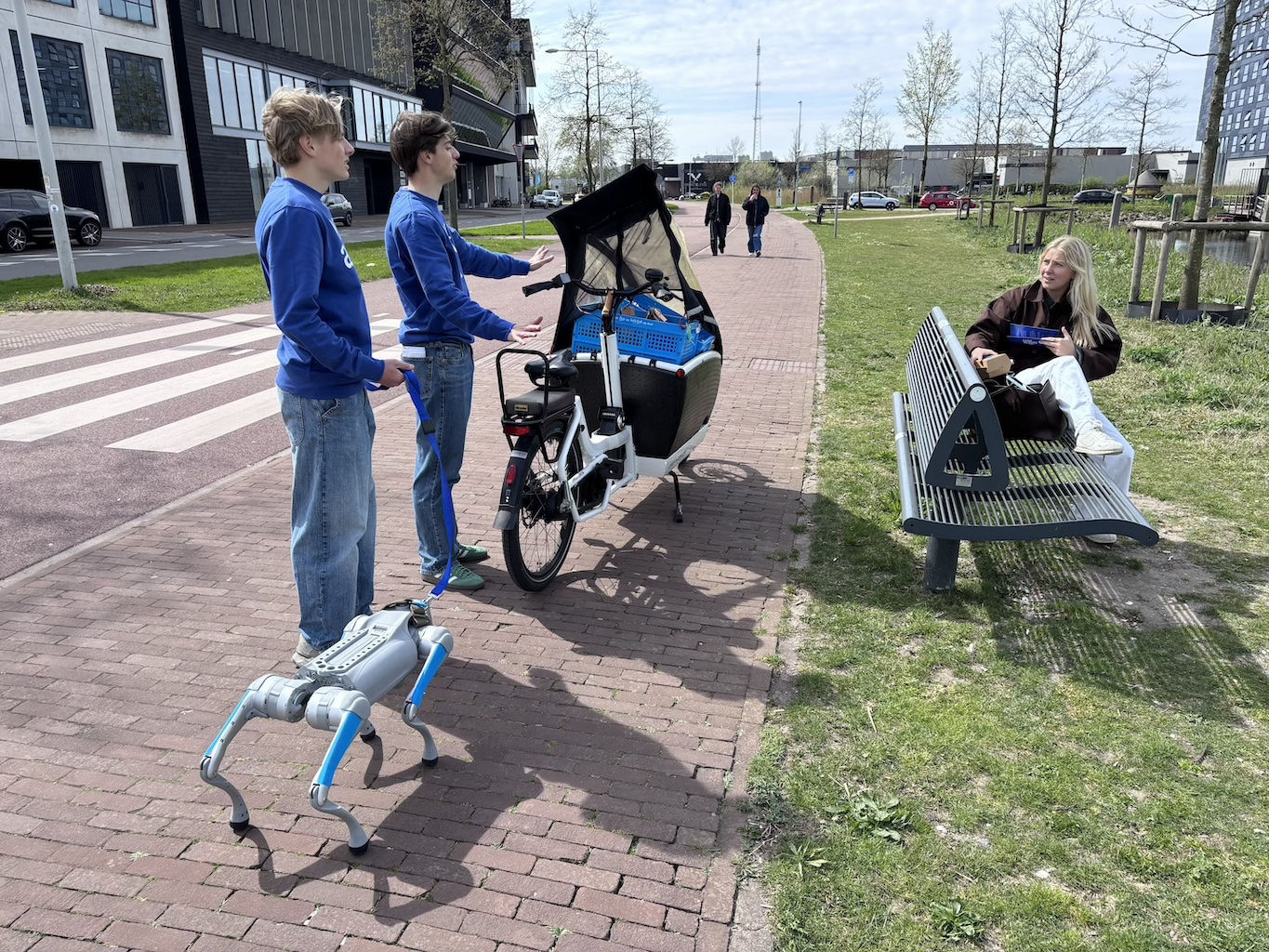 Bezoekers willen (en mogen) graag een keer wandelen met robothond Bas