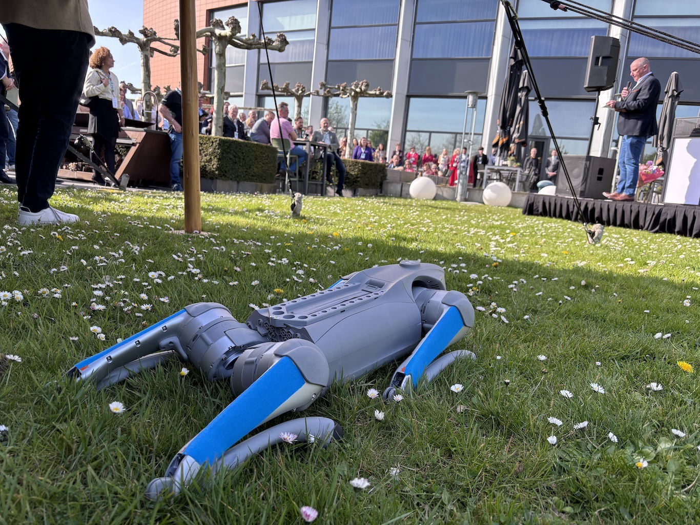 Robothond Charlotte neemt haar eigen voorraad flyers mee in een handig karretje