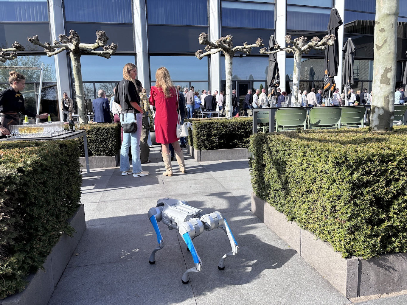 bij het Van der Valk Hoterl Ridderkerk kwam onze robothond een collega tegen.