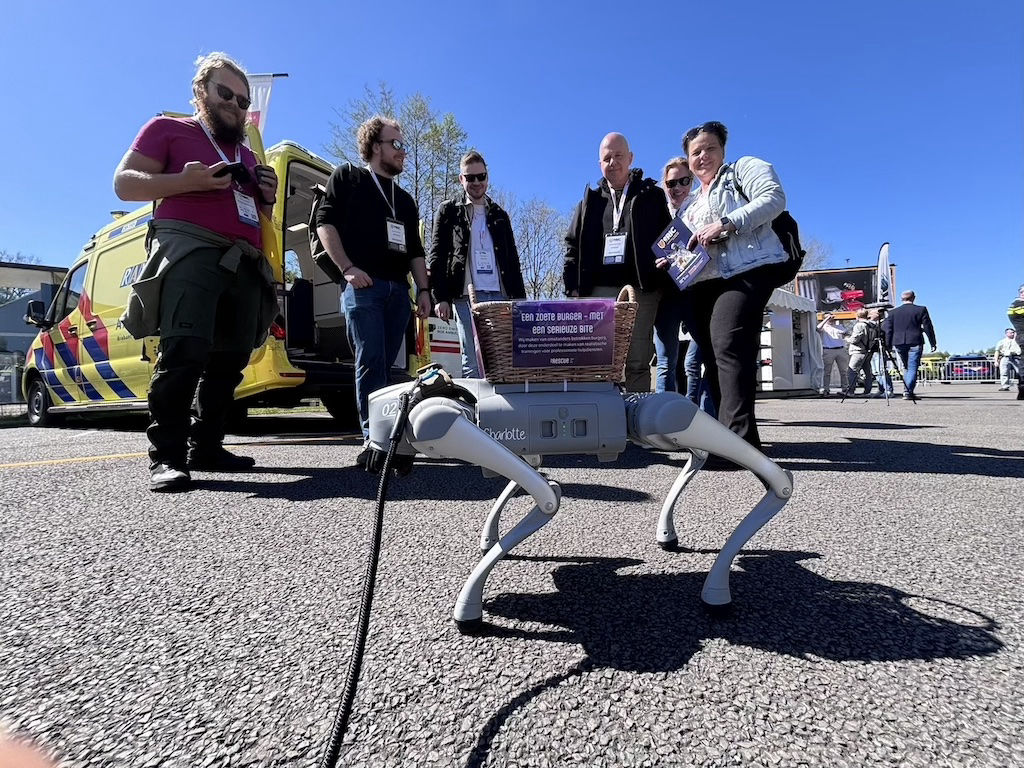Een robothond op bezoek in de zorggroep biedt ouderen een overgetelijke dag